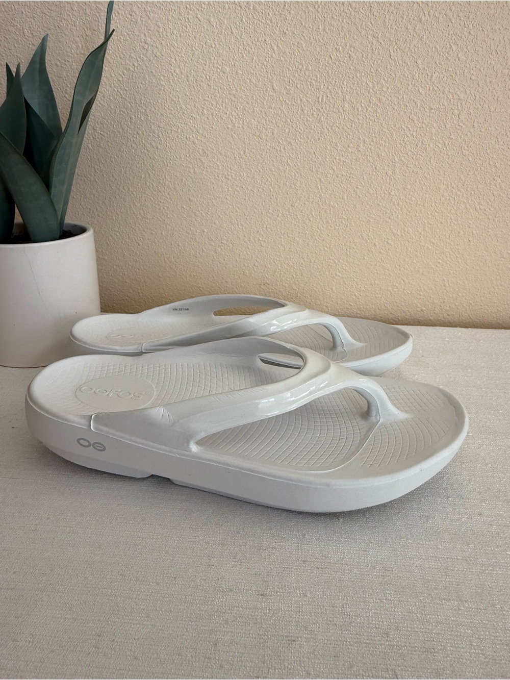 New OOFOS White Foam Flip Flop Sandals - Comfort Footbed
